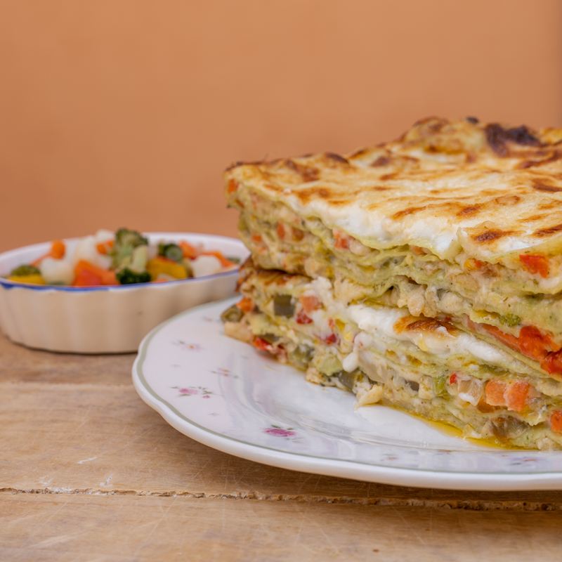Una fetta alta di lasagne alle verdure