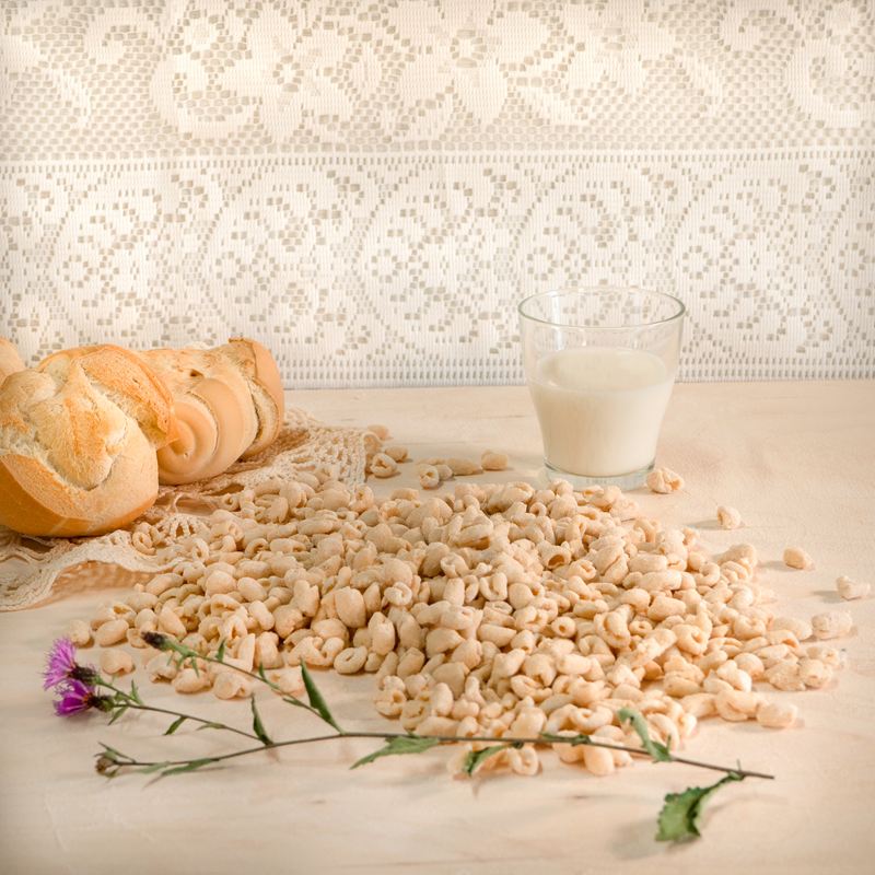 Pisarei sparsi sul tavolo, con il pane e un bicchiere di latte