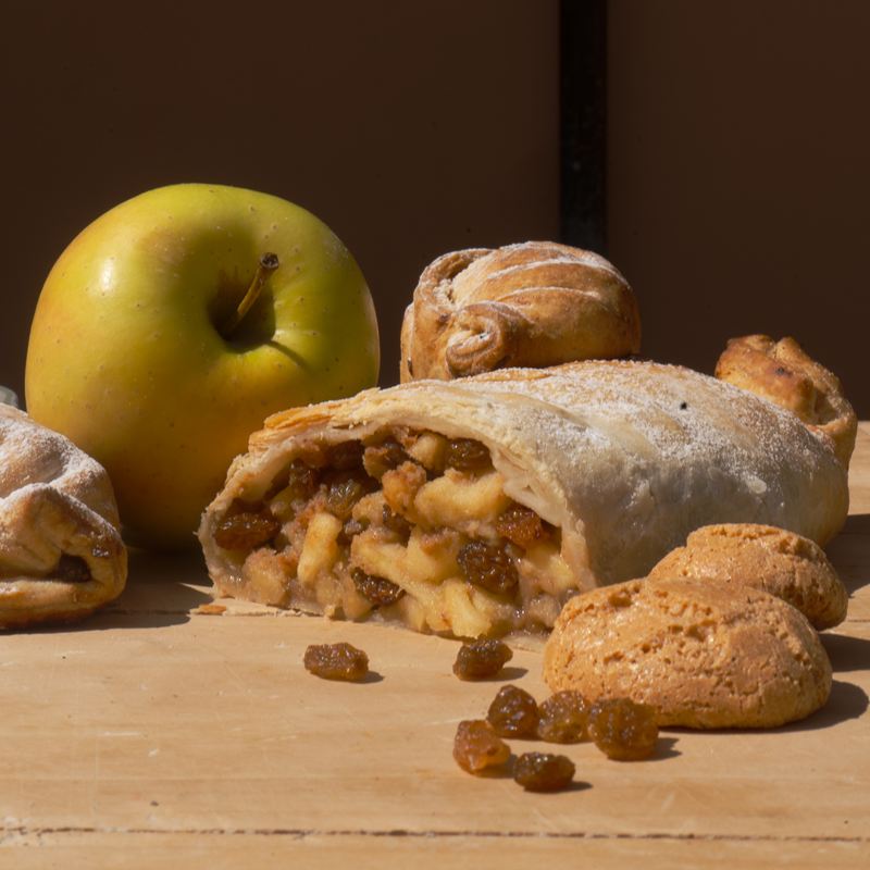 Strudel di mele tagliato, con uvetta e amaretti