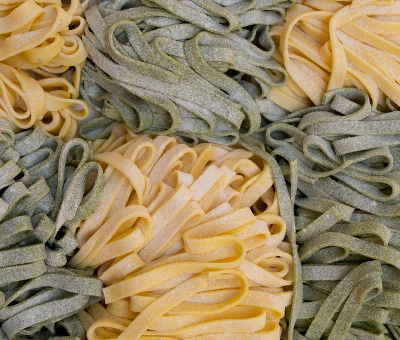 Nidi di tagliatelle all'uovo e verdi