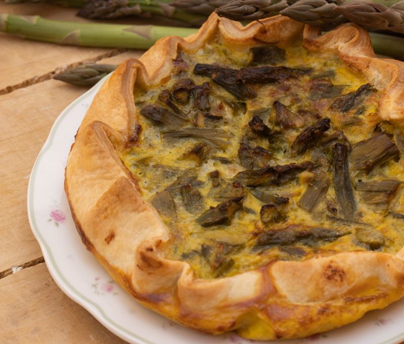 Torta salata agli asparagi, con gli asparagi freschi accanto