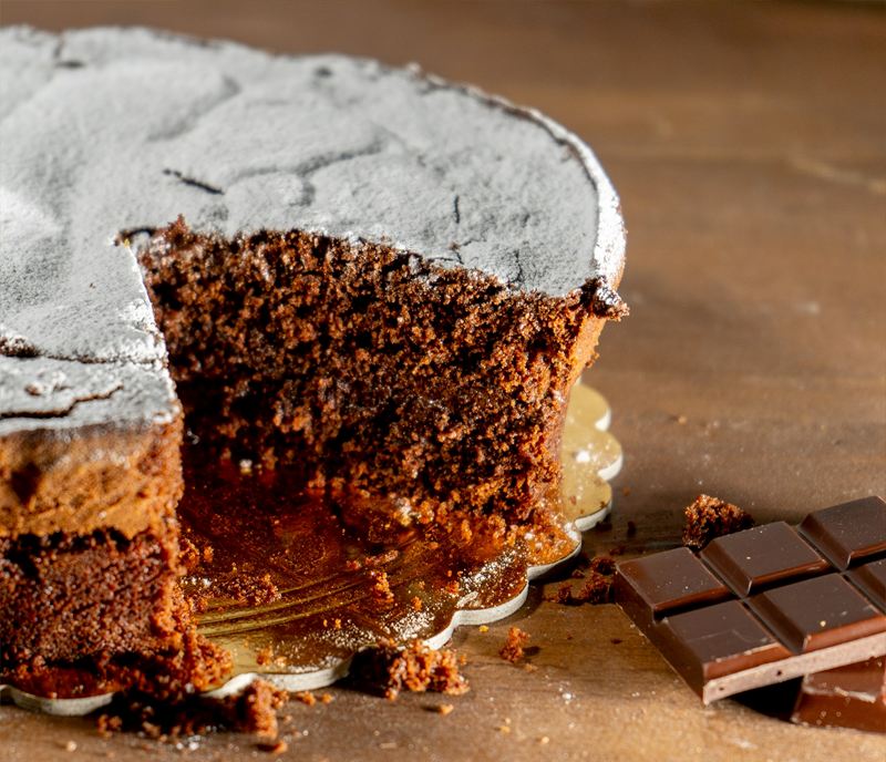 Tenerina al cioccolato tagliata, con lo zucchero a velo