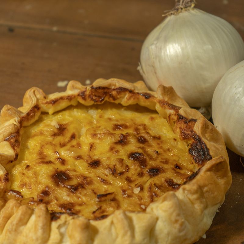 Torta salata di cipolle dorata, con due cipolle bianche