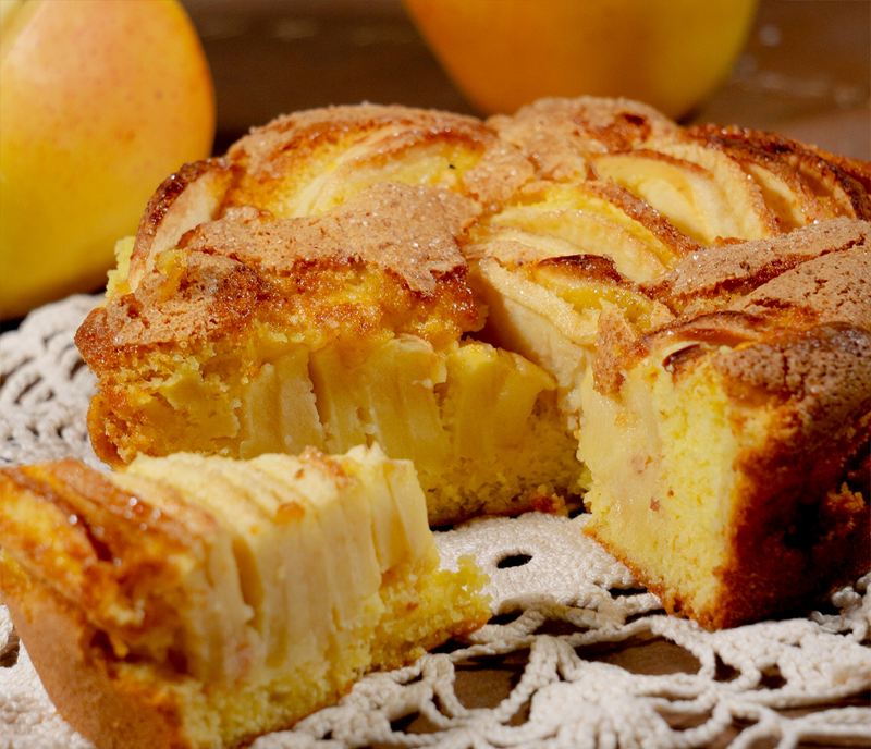 Torta di mele tagliata, con le fette di mela in superficie